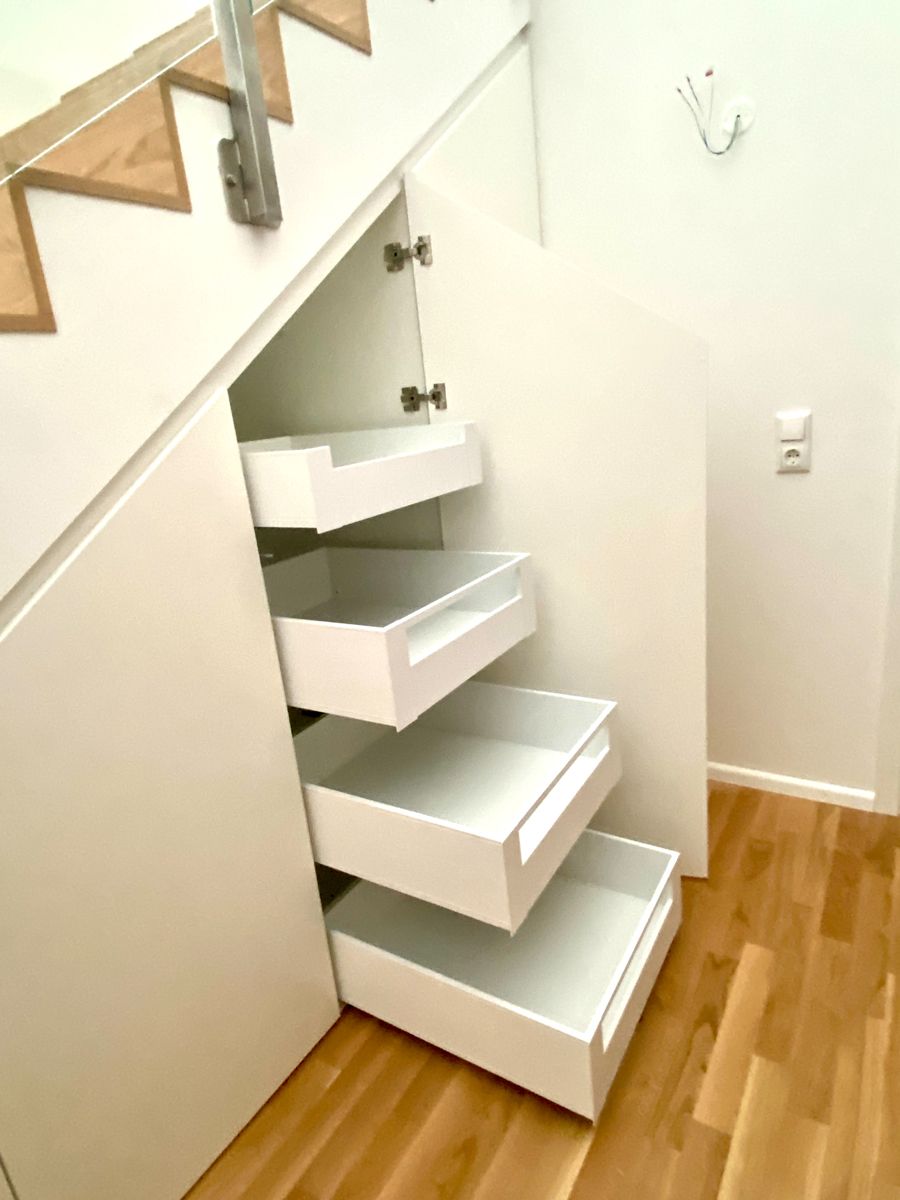 Treppenschrank