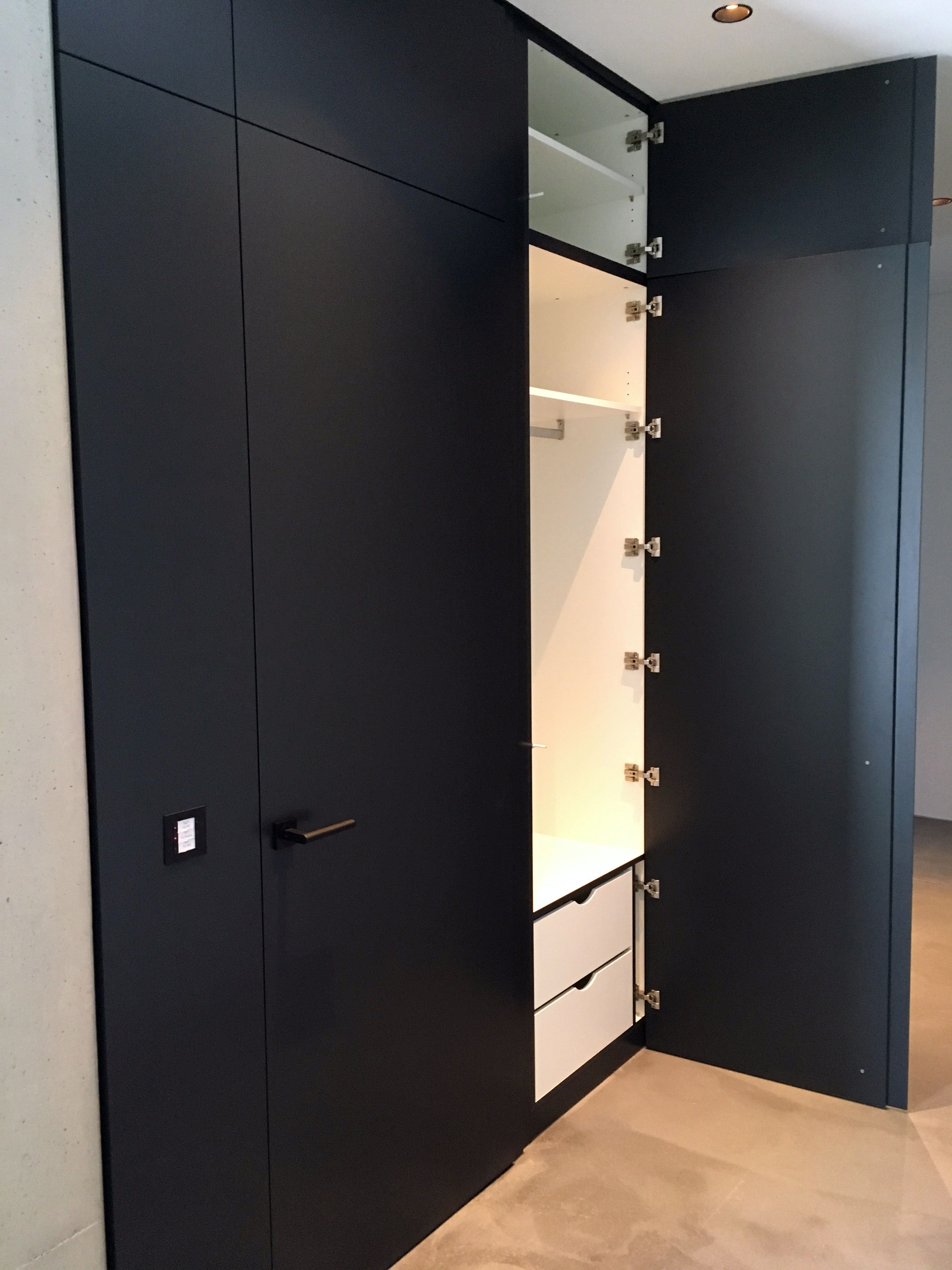 Schreinerei Meroth - flächenbündiges Tür und Schrankelement, raumhoch, Garderobe