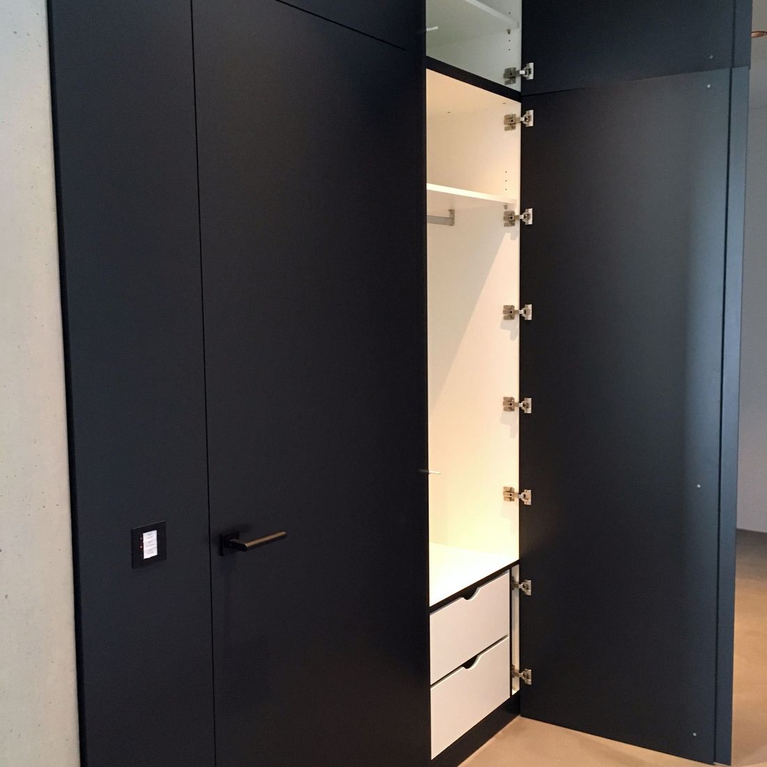 Schreinerei Meroth - flächenbündiges Tür und Schrankelement, raumhoch, Garderobe
